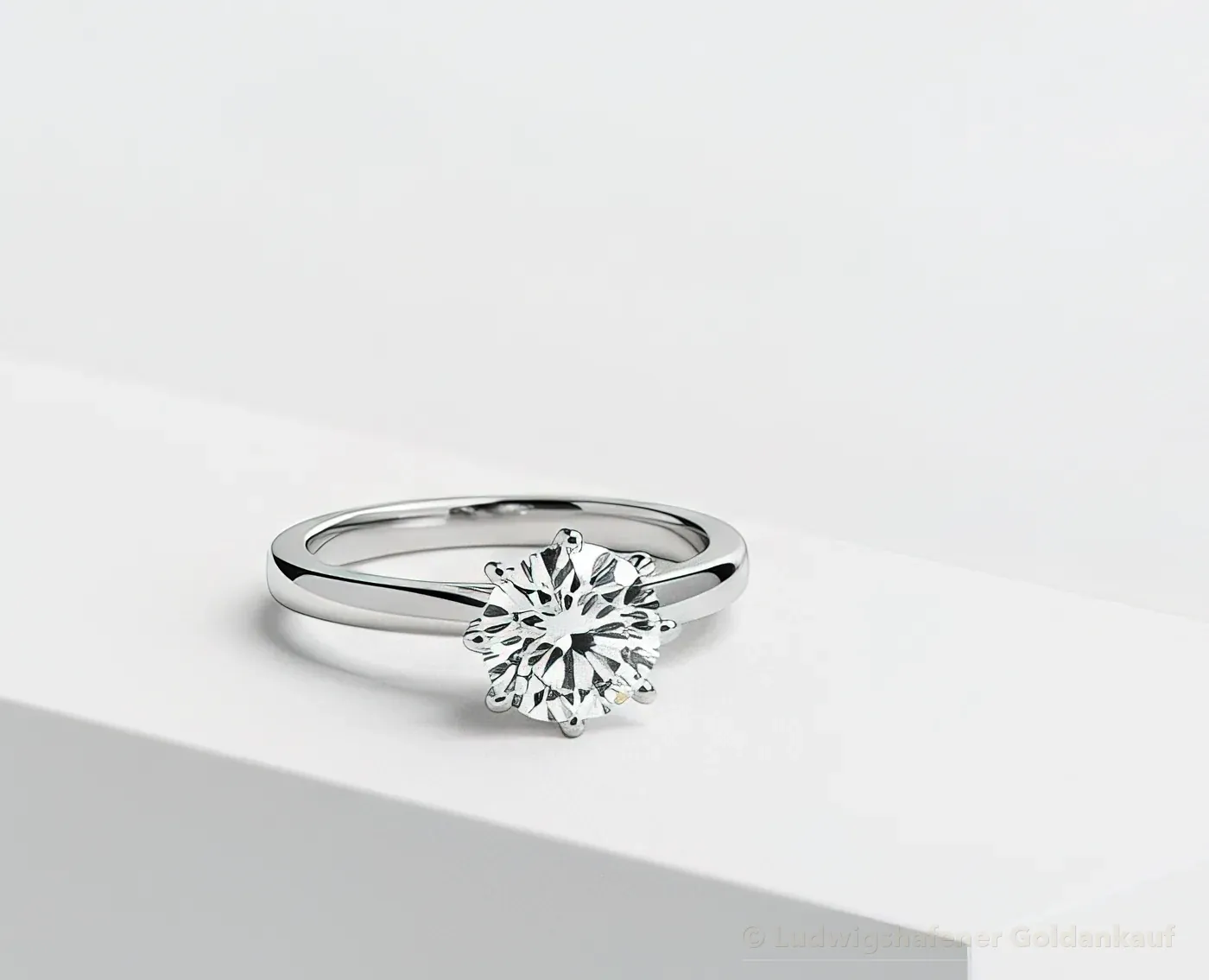 Ring mit klarem Steinbesatz als Orientierung